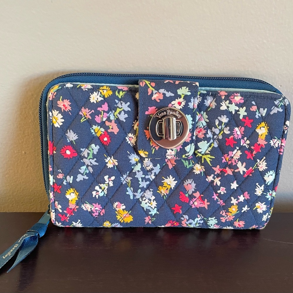 Vera Bradley Blue Wildflowers Floral Turnlock Zip Clutch Wallet.